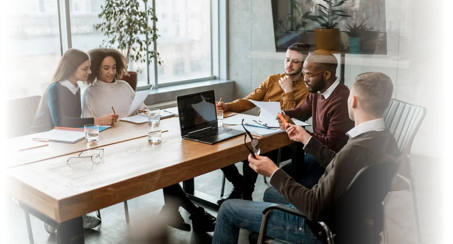 Imagen de grupo analizando resultados de la organización en relación con la prueba Adn 360 de Psigma Corp
