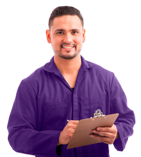 Persona operativa fondo blanco con oberol genero masculino, con una libreta y un esfero anotando algo mirando a la camará, imagen de la pagina talento operativo 2.0 pruebas de selección de personal operativo de Psigma Corp