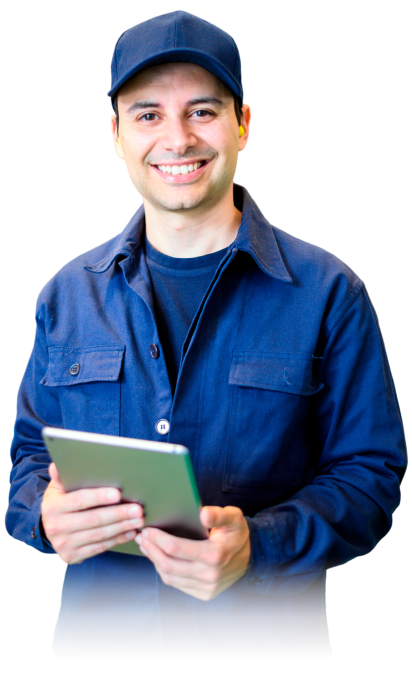 Persona operativa fondo blanco, con una libreta y un esfero anotando algo mirando a la camará, imagen de la pagina talento operativo 2.0 pruebas de selección de personal operativo de Psigma Corp