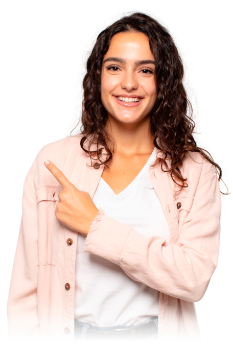 Mujer joven señalando con una sonrisa, ideal para representar orientación y guía profesional con el test de competencias laborales de Psigma Corp.