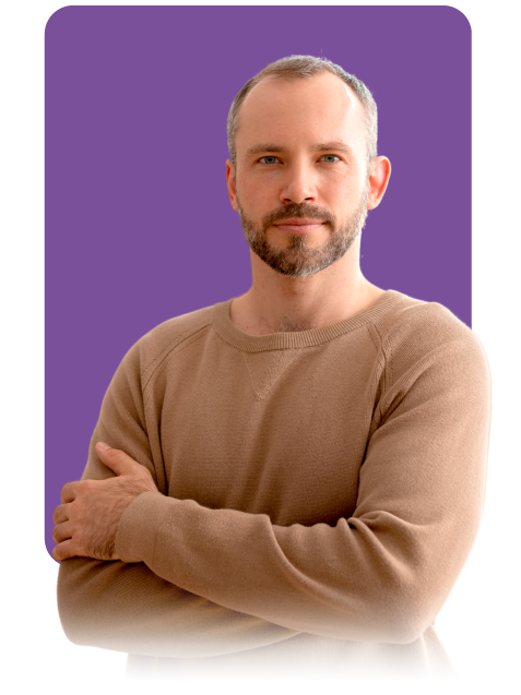 Profesional con expresión confiada frente a fondo púrpura, representando el perfil ideal evaluado mediante el test de competencias laborales Psigma (K) TEST de Psigma Corp.