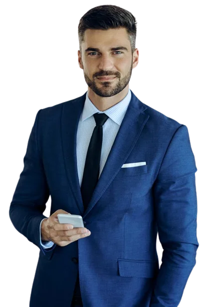 Hombre con traje azul y corbata negra sostiene un teléfono móvil, representando análisis de liderazgo en Psigma Corp, Pruebas Psicotécnicas Prueba Inteligencia Ejecutiva sobre Pensamiento Crítico Gerencial.