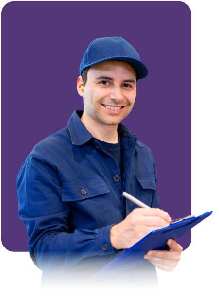 Persona operativa, con una libreta y un esfero anotando algo mirando a la camará, imagen de la pagina talento operativo 2.0 pruebas de selección de personal operativo de Psigma Corp